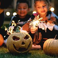 Kinder zu Halloween nach dem Umzug in Zürich